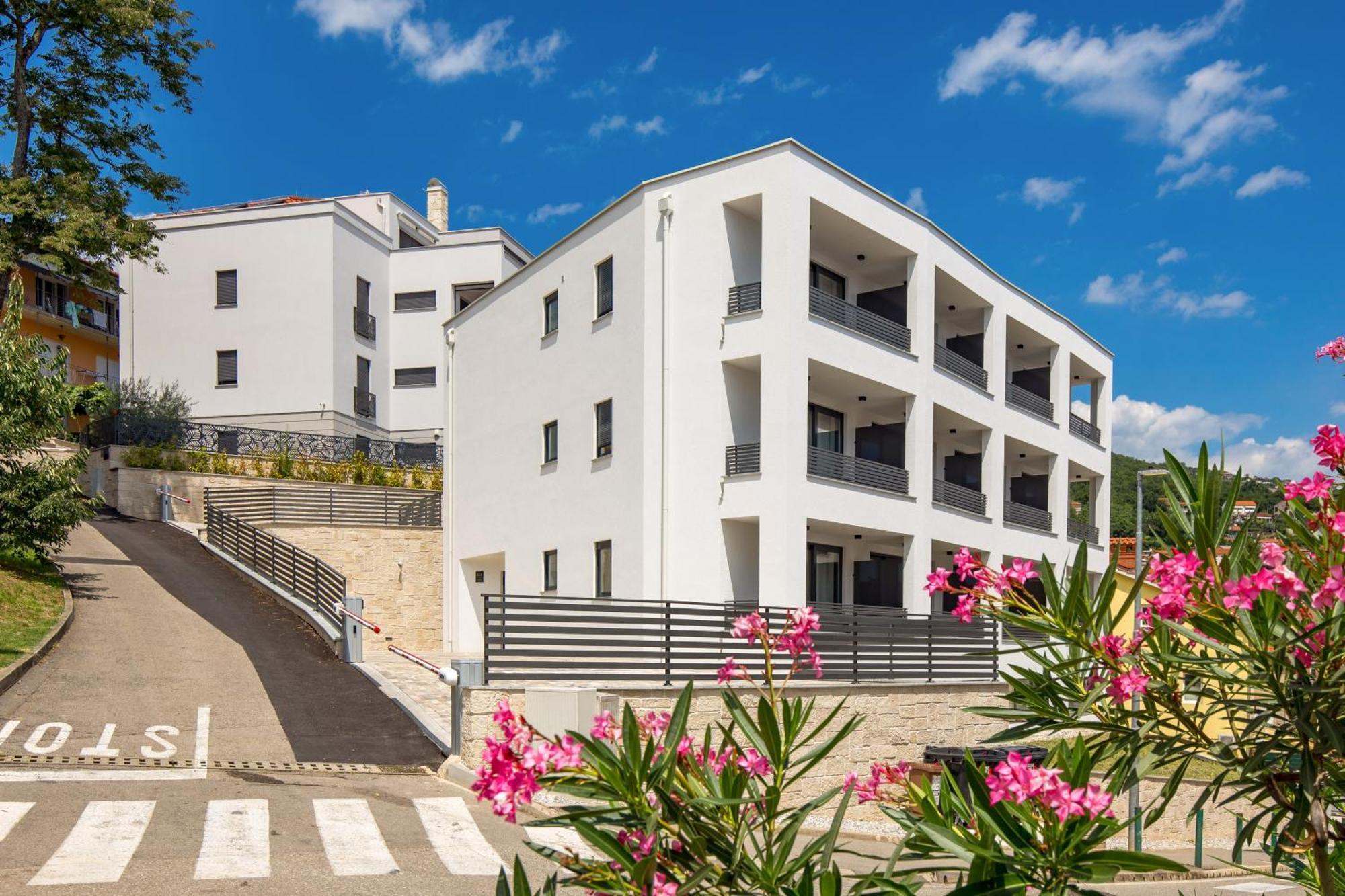 Belinda Apartments With Balcony Opatija Buitenkant foto